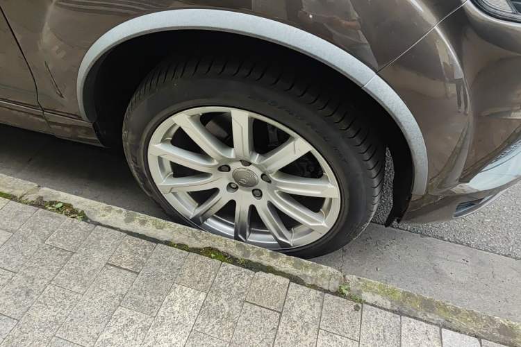 Used Audi Q7 2012 3.0 TFSI Exclusive Version (200kW) Right Front Wheel Hub