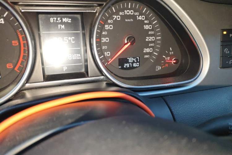 Used Audi Q7 2012 3.0 TDI Leading Model Odometer Close Up