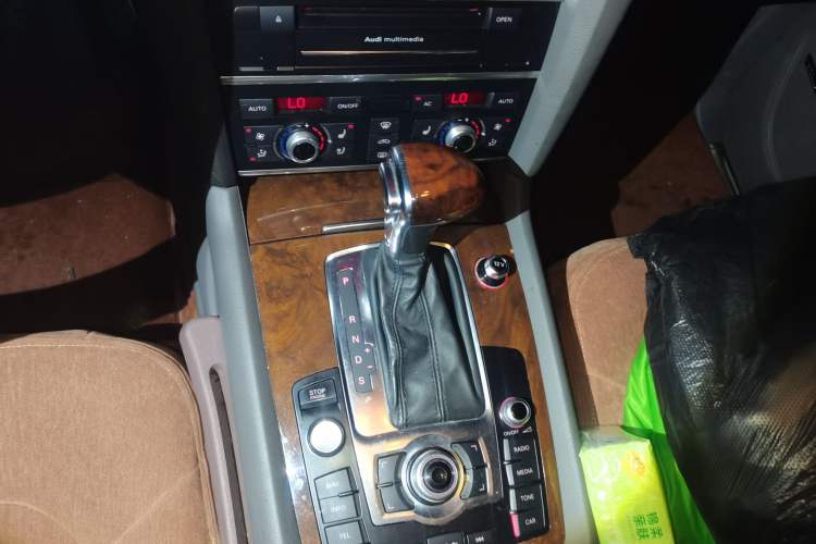 Used Audi Q7 2012 3.0 TFSI Comfort Model (200kW) Gear Lever