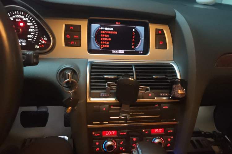 Used Audi Q7 2012 3.0 TFSI Ambition (200kW) Audio And AC Panel