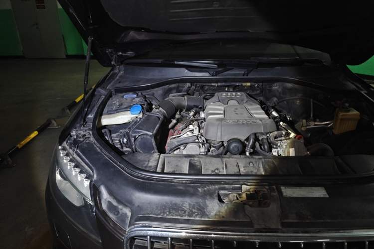 Used Audi Q7 2012 3.0 TFSI Ambition (200kW) Engine Bay Right