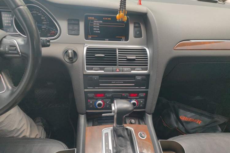 Used Audi Q7 2013 35 TFSI Technology Edition Audio And AC Panel