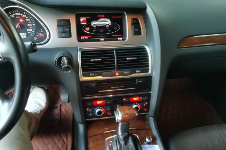Used Audi Q7 2013 35 TFSI Comfort Model Audio And AC Panel