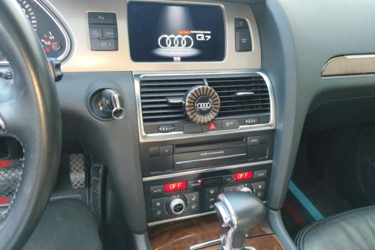 Used Audi Q7 2013 40 TFSI Technology Edition Audio And AC Panel