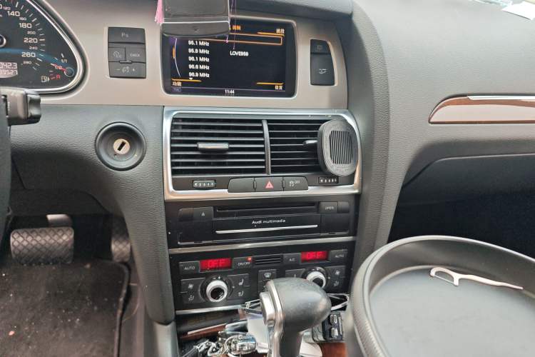 Used Audi Q7 2013 35 TFSI Ambition Edition Audio And AC Panel