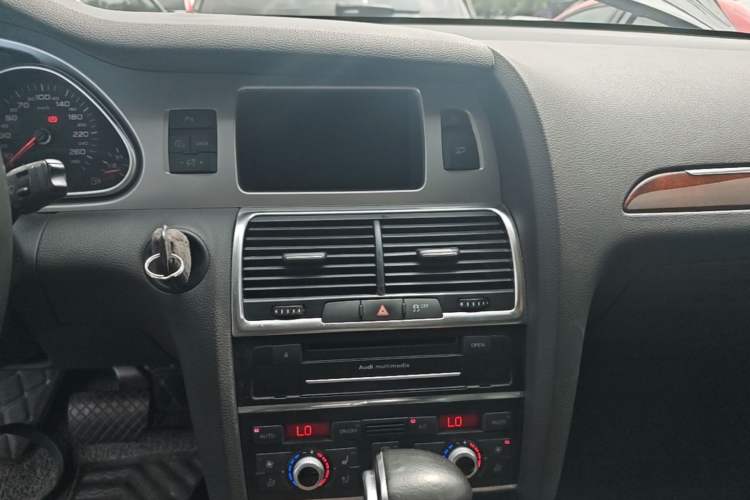 Used Audi Q7 2013 35 TFSI Ambition Edition Audio And AC Panel
