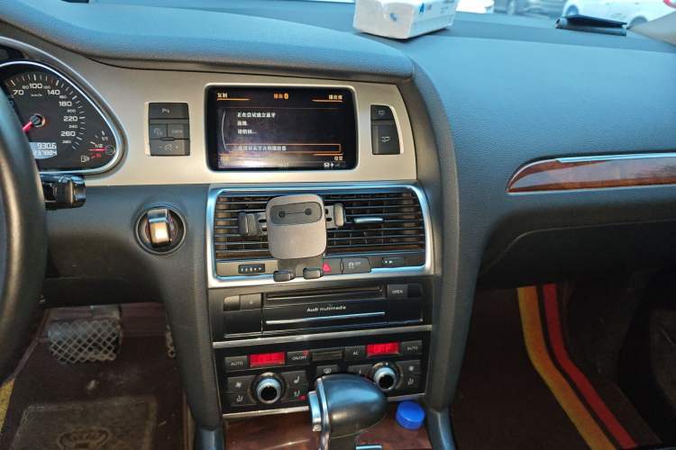 Used Audi Q7 2013 35 TFSI Technology Edition Audio And AC Panel