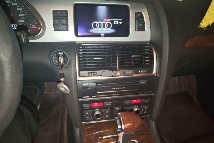 Used Audi Q7 2013 35 TFSI Comfort Model Audio And AC Panel