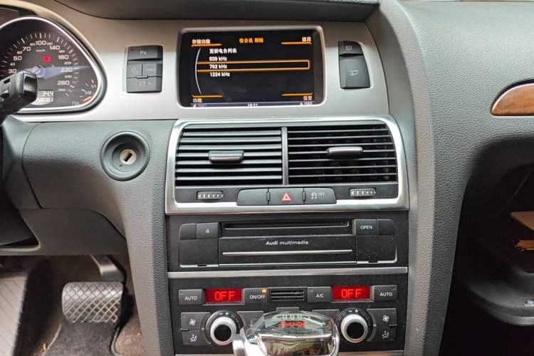 Used Audi Q7 2013 35 TFSI Technology Edition Audio And AC Panel