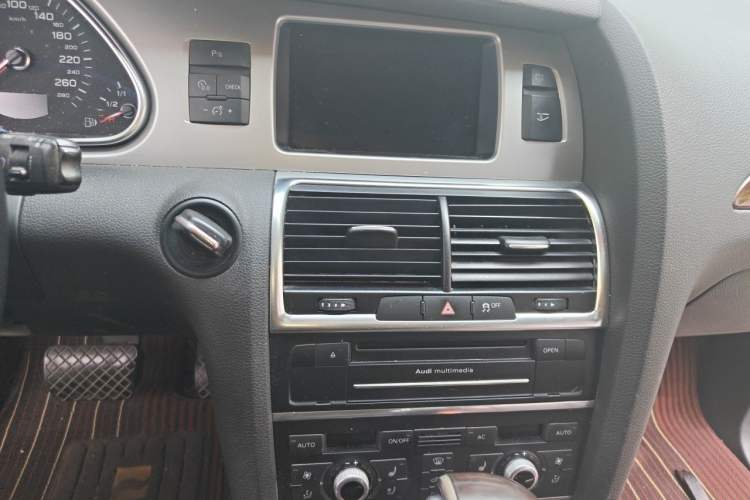Used Audi Q7 2013 35 TFSI Technology Edition Audio And AC Panel