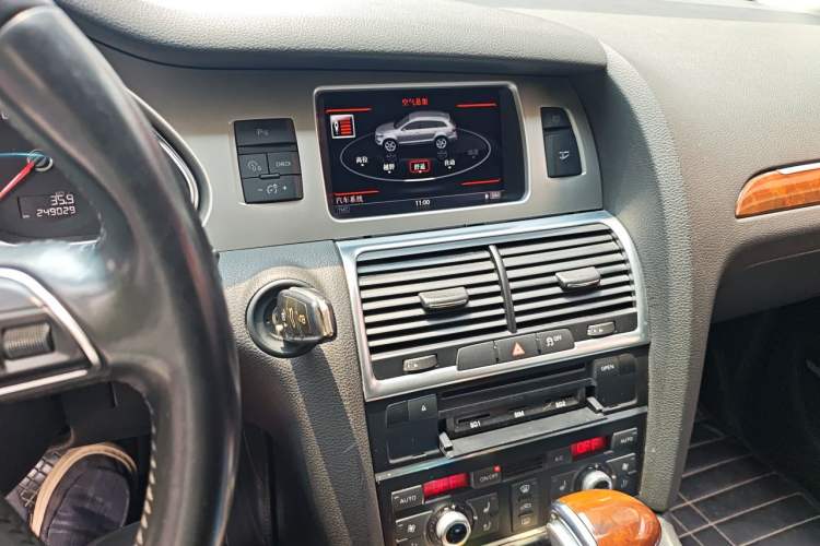 Used Audi Q7 2013 35 TFSI Technology Edition Audio And AC Panel