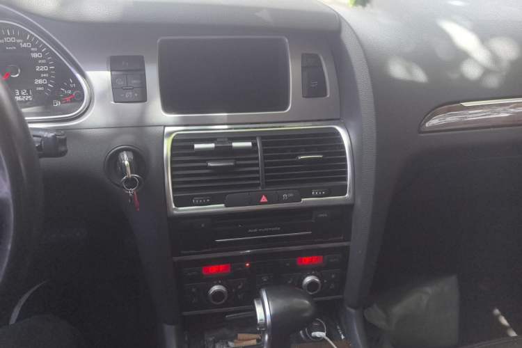 Used Audi Q7 2013 35 TFSI Ambition Edition Audio And AC Panel