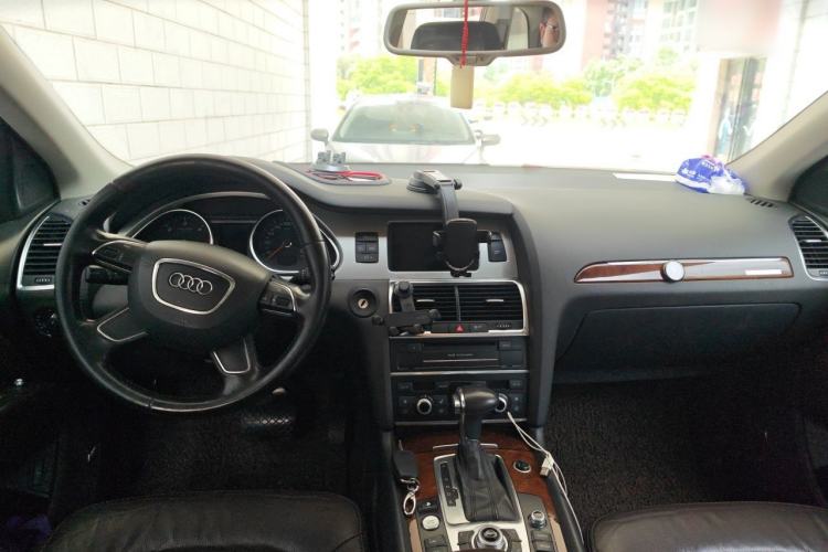 Used Audi Q7 2013 35 TDI Exclusive Edition Center Console