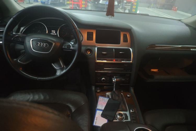 Used Audi Q7 2013 35 TFSI Technology Edition Center Console