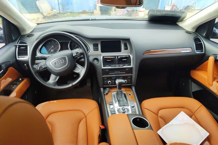 Used Audi Q7 2013 35 TDI Exclusive Edition Center Console