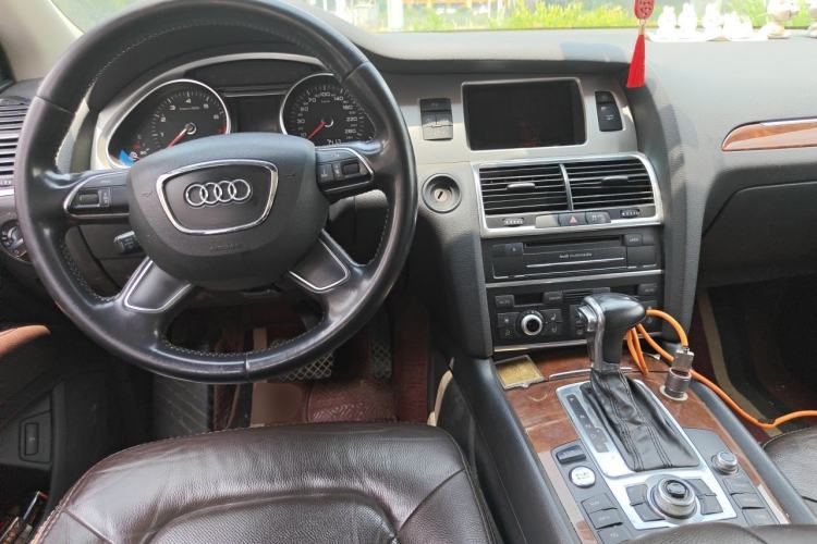 Used Audi Q7 2013 35 TFSI Ambition Edition Center Console