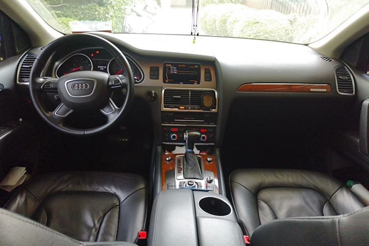 Used Audi Q7 2013 35 TFSI Ambition Edition Center Console