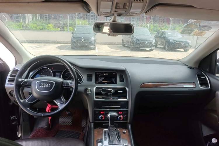 Used Audi Q7 2013 35 TFSI Ambition Edition Center Console