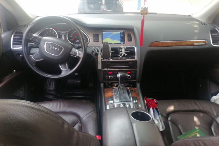 Used Audi Q7  Center Console