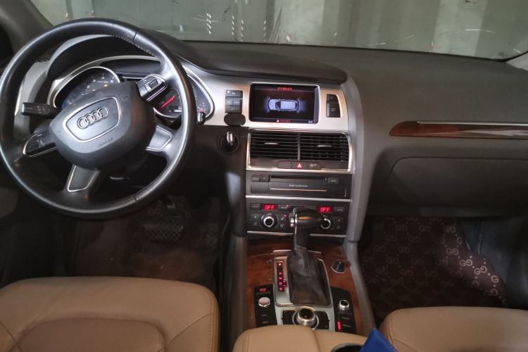 Used Audi Q7 2013 35 TFSI Ambition Edition Center Console
