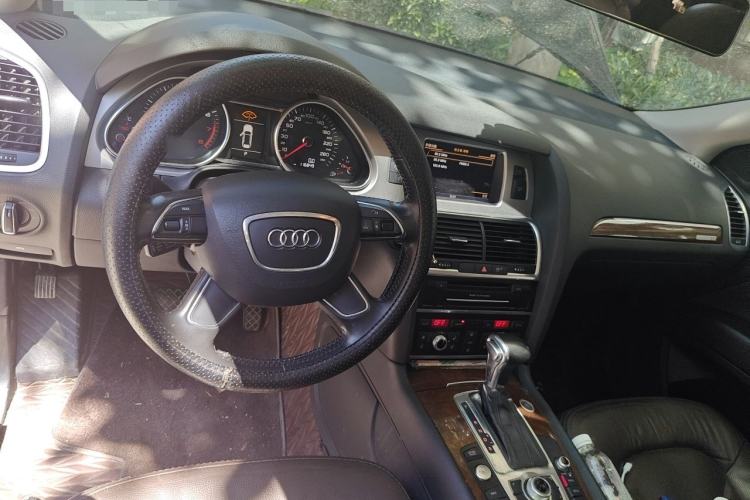 Used Audi Q7 2013 35 TFSI Ambition Edition Center Console