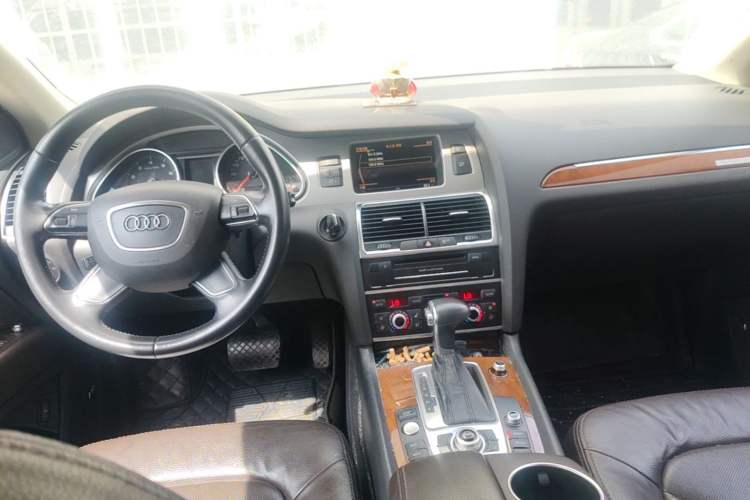 Used Audi Q7 2013 35 TFSI Technology Edition Center Console