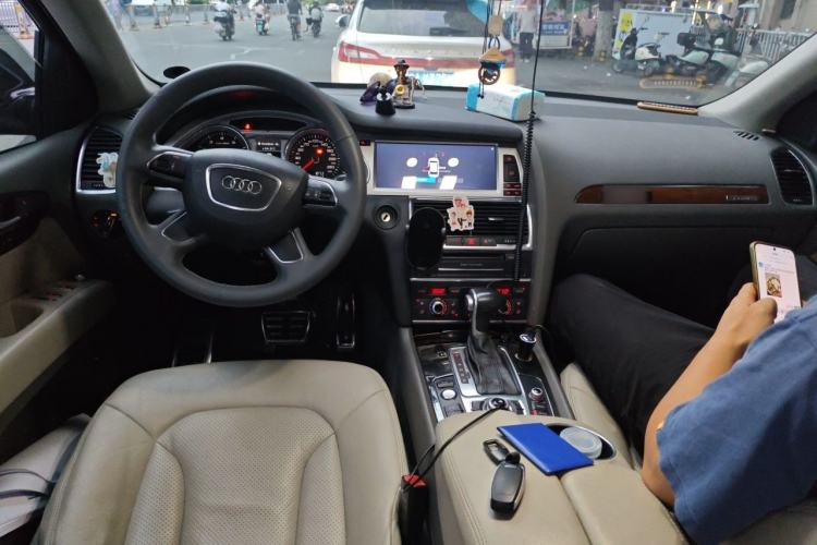 Used Audi Q7 2013 35 TFSI Ambition Edition Center Console