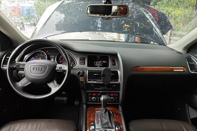 Used Audi Q7 2013 35 TFSI Ambition Edition Center Console