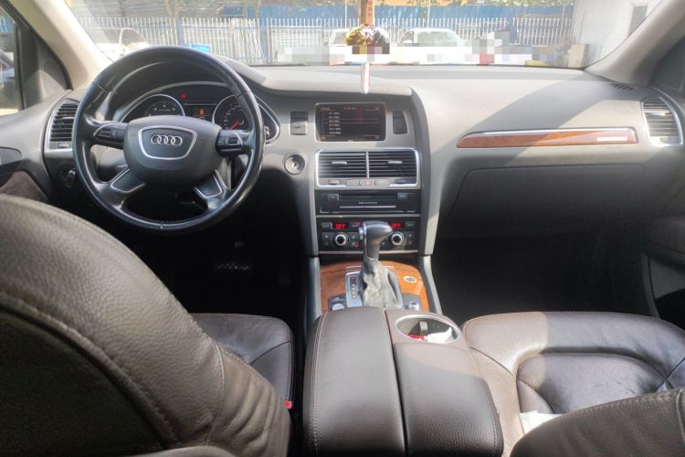 Used Audi Q7 2013 35 TFSI Ambition Edition Center Console