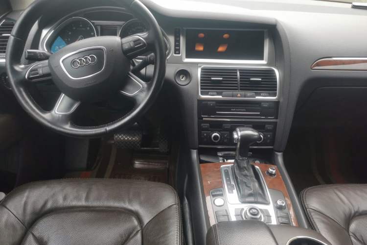 Used Audi Q7 2013 35 TFSI Ambition Edition Center Console