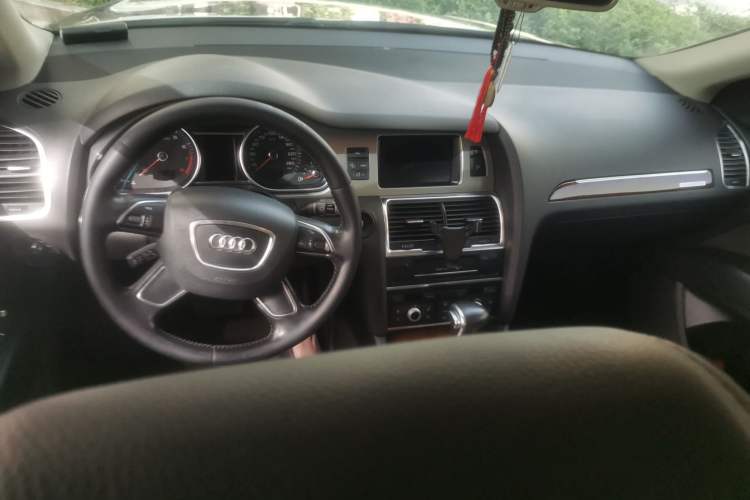 Used Audi Q7 2013 35 TFSI Ambition Edition Center Console