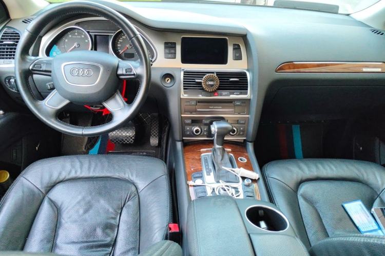 Used Audi Q7 2013 40 TFSI Technology Edition Center Console