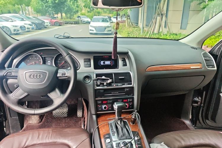 Used Audi Q7 2013 35 TFSI Ambition Edition Center Console