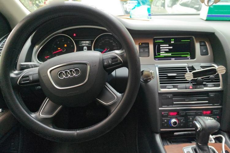 Used Audi Q7 2013 35 TFSI Ambition Edition Center Console