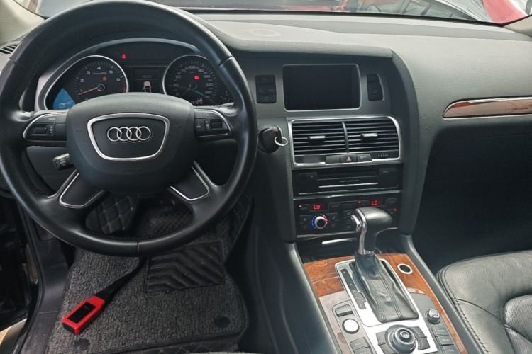 Used Audi Q7 2013 35 TFSI Ambition Edition Center Console