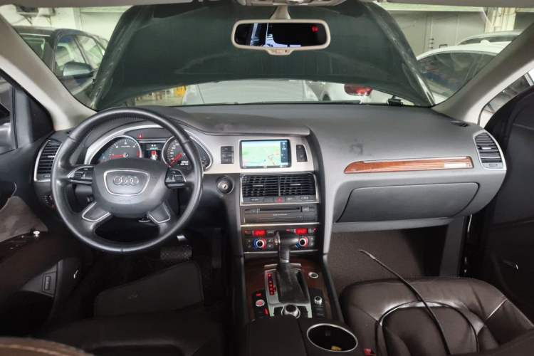 Used Audi Q7 2013 35 TDI Leading Model Center Console