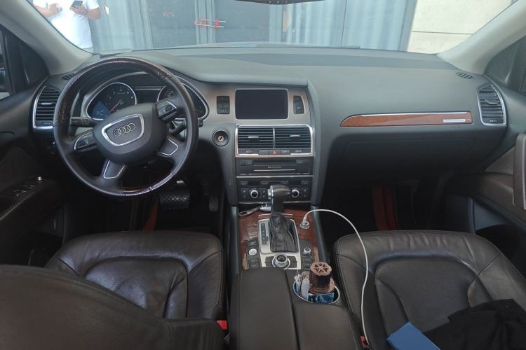 Used Audi Q7 2013 35 TFSI Ambition Edition Center Console