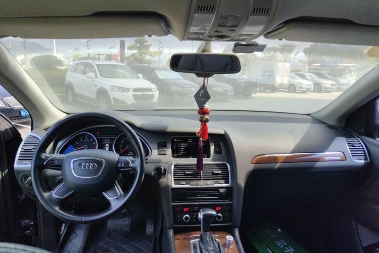 Used Audi Q7 2013 35 TFSI Ambition Edition Center Console