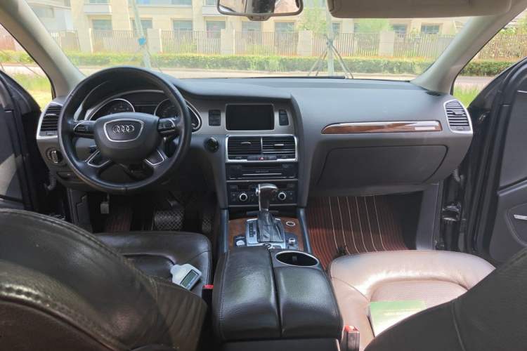Used Audi Q7 2013 35 TFSI Technology Edition Center Console