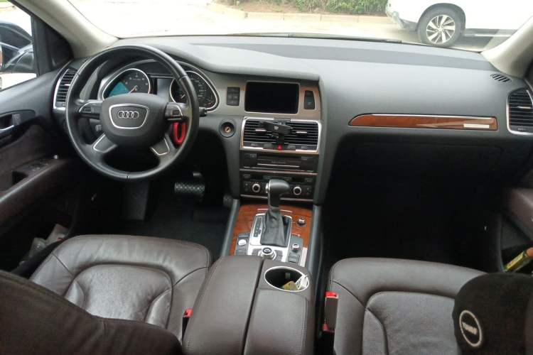 Used Audi Q7 2013 35 TFSI Technology Edition Center Console