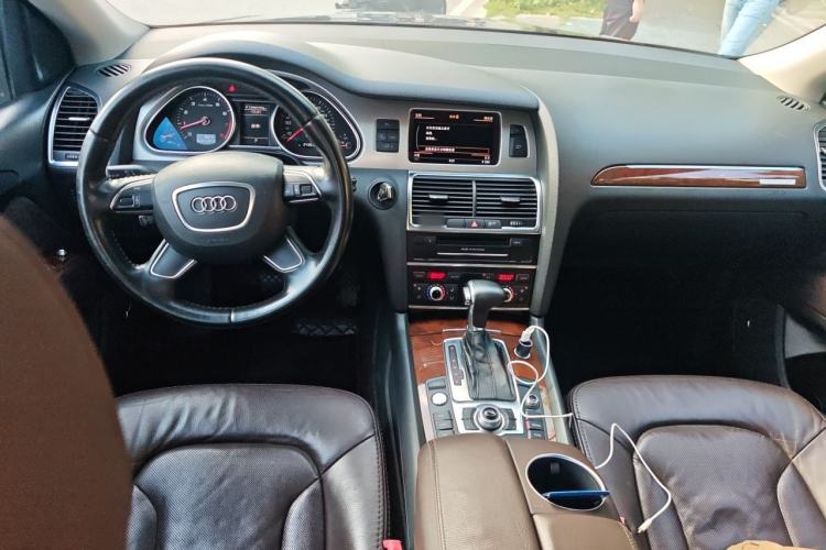 Used Audi Q7 2013 35 TFSI Exclusive Edition Center Console