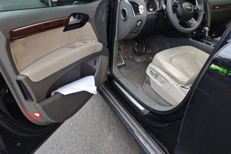 Used Audi Q7 2013 35 TFSI Ambition Edition Driver Seat