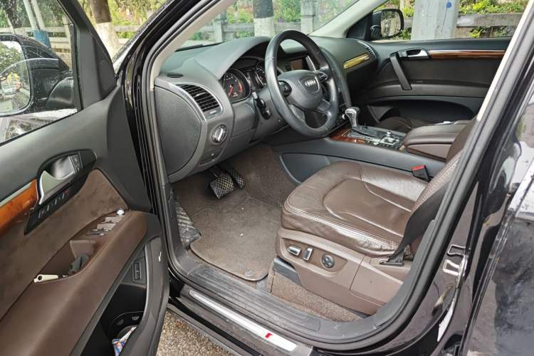 Used Audi Q7 2013 35 TFSI Ambition Edition Driver Seat