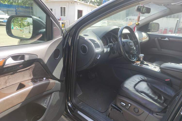 Used Audi Q7 2013 35 TFSI Ambition Edition Driver Seat