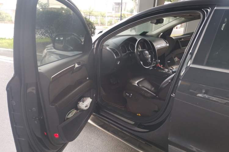 Used Audi Q7 2013 35 TFSI Comfort Model Driver Seat