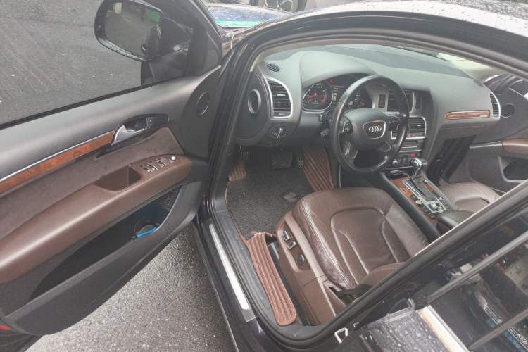Used Audi Q7 2013 35 TFSI Ambition Edition Driver Seat