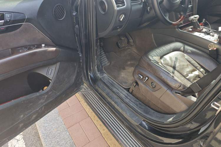 Used Audi Q7 2013 35 TFSI Ambition Edition Driver Seat
