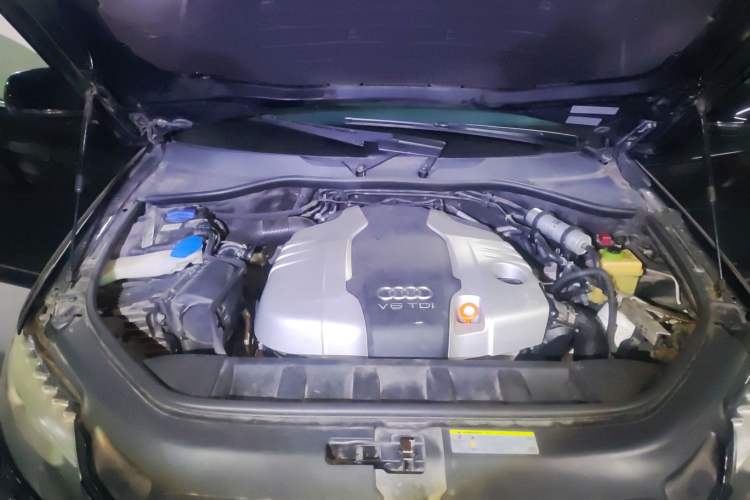 Used Audi Q7 2013 35 TDI Leading Model Engine Bay