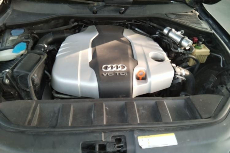 Used Audi Q7 2013 35 TDI Leading Model Engine Bay