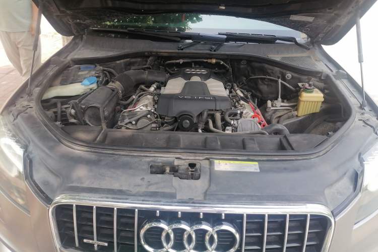 Used Audi Q7  Engine Bay